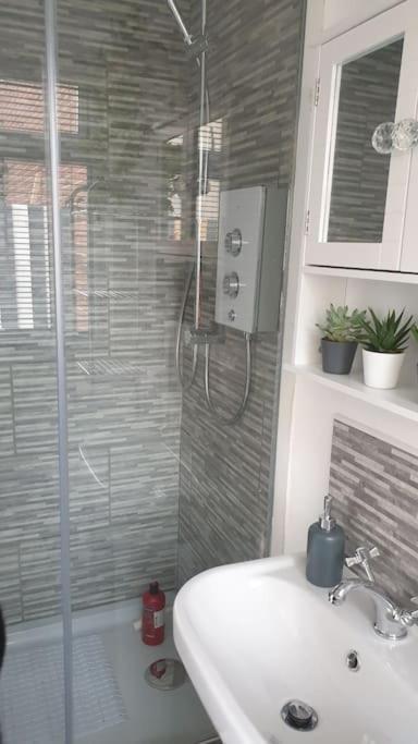 Near Liverpool Double Bedroom Hideaway * Wirral