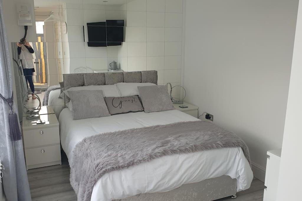 Near Liverpool Double Bedroom Hideaway Holiday home Wirral