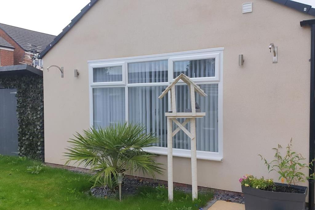Near Liverpool Double Bedroom Hideaway Holiday home *