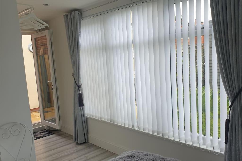 Near Liverpool Double Bedroom Hideaway Wirral