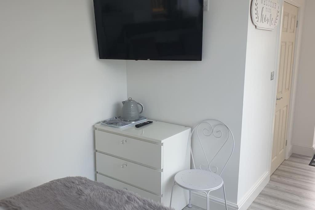 Near Liverpool Double Bedroom Hideaway * Wirral