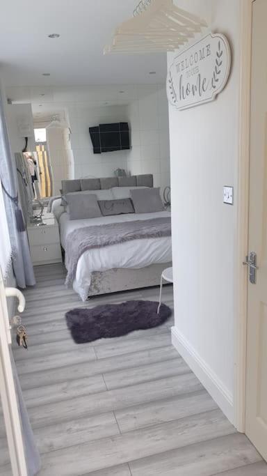 Holiday home Near Liverpool Double Bedroom Hideaway Wirral